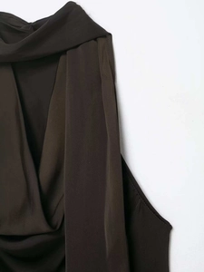 Gros plan du haut licou en satin anthracite montrant le décolleté drapé et le tissu soyeux