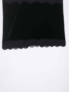 Gros plan du tissu en velours noir avec bordures en dentelle et texture rétro élégante