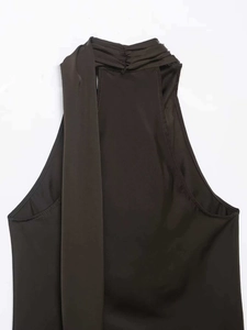 Détail du haut dos nu marron café avec encolure plissée et élégant long ruban de soie