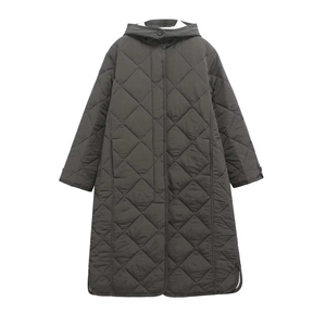 Cappotto lungo trapuntato grigio scuro con cappuccio e motivo a rombi classico