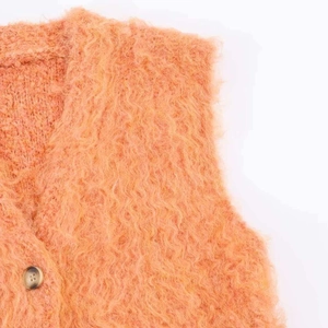 Gilet en maille peluche rose corail avec col en V et bouton à texture de marbre