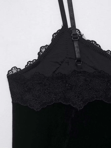 Détail d'un caraco en velours noir avec bordure en dentelle et bretelles réglables