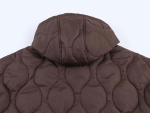 Détail du dos d'une veste à capuche matelassée marron avec motif de couture ondulée