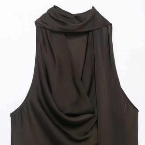 Haut licou en satin marron avec élégant col bénitier drapé et texture soyeuse