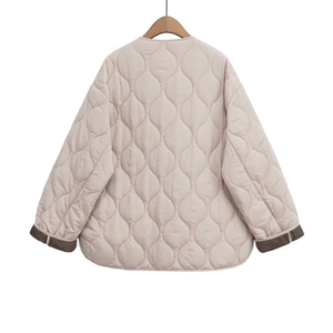 Women's loose quilted jacket with wave stitching, round neck and contrast cuffs in beige