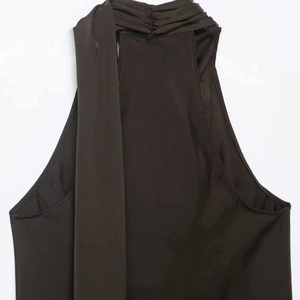 Haut licou marron foncé en satin pour femme avec ruban élégant et coupe d'épaule fluide