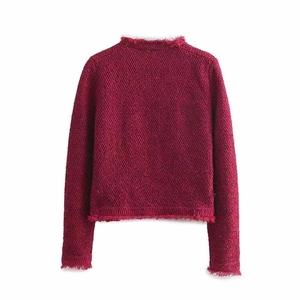 Veste courte en tweed bordeaux pour femme avec bords effilochés élégants et texture riche