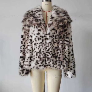 Manteau chic en fausse fourrure léopard avec large col et texture pelucheuse épaisse