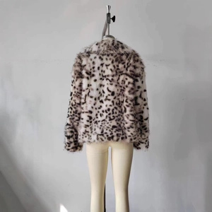 Vue arrière d'un manteau tendance en fausse fourrure épaisse à motif léopard femme