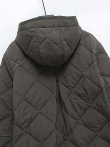 Dettaglio del motivo trapuntato a diamante sul retro della giacca invernale verde oliva