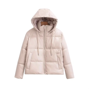 Kurze beigefarbene Kunstleder-Pufferjacke mit Kapuze, Steppmuster und Reißverschluss