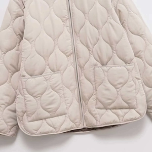 Women's loose quilted jacket with onion-pattern stitching and front patch pockets