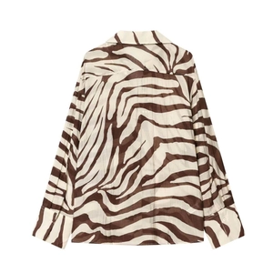 Chemise manches longues imprimé zèbre marron en lin-coton, vue de dos à plat sur blanc