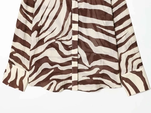 Détail de la chemise vintage imprimé zèbre avec patte de boutonnage et texture légère