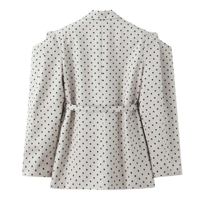Vue arrière d'un blazer à pois avec manches boules avec manches bouffantes et ceinture nouée pour femmes
