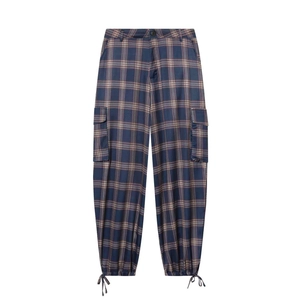 Pantalones cargo de cuadros azul marino con bolsillos de solapa y bajos ajustables