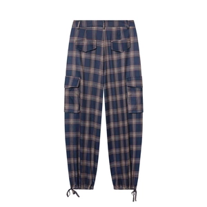 Pantalón cargo de cuadros azules clásicos con bolsillos laterales y bajos ajustables