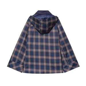 Vista posterior de chaqueta clásica a cuadros azul oscuro con capucha y corte holgado