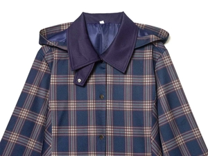 Detalle de la chaqueta con capucha a cuadros retro con cuello azul y botones de presión