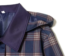 Primer plano de la solapa de la chaqueta de cuadros azul marino con textura detallada