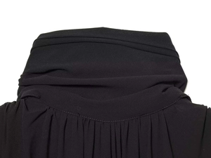 Dettaglio dello scollo a pieghe multistrato di questa elegante camicetta in chiffon nero da donna