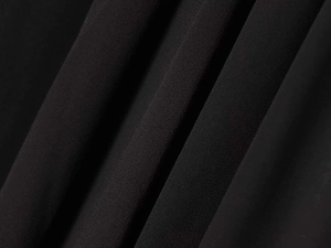 Vista macro dettagliata della trama del tessuto in chiffon nero con drappeggio naturale