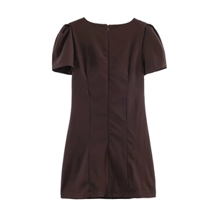 Elegantes braunes Kurzarmkleid mit Puffärmeln und schmal geschnittener Silhouette