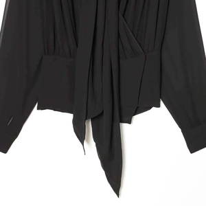 Elegante camicia nera in chiffon con scollo a V, fiocco al collo e taglio in vita