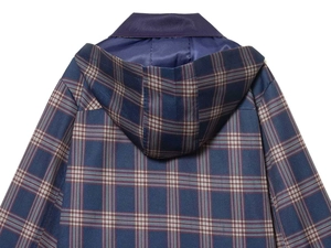 Detalle de chaqueta de cuadros con forro de satén azul oscuro y textura de tela premium