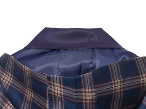 Detalle de chaqueta a cuadros vintage con forro azul marino y costuras de alta calidad