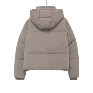 Piumino minimalista color tortora con cappuccio, trapuntatura orizzontale e polsini a costine