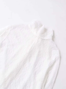 Gros plan détaillé du tissu en dentelle florale blanche avec texture transparente