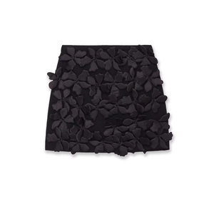 Mini-jupe en maille noire avec appliques florales 3D pour un look texturé et moderne