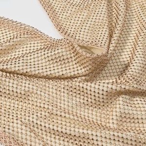 Vue détaillée du tissu en maille champagne avec strass scintillants et doublure douce