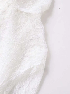 Gros plan sur tissu en dentelle blanche aux motifs floraux et texture en maille