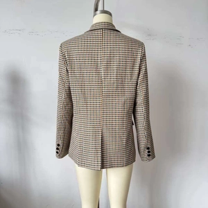 Vista posteriore di un blazer a quadri marrone sfiancato con classico taglio monopetto