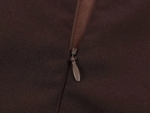 Nahaufnahme des versteckten Reißverschlusses und der Falten am braunen Minikleid