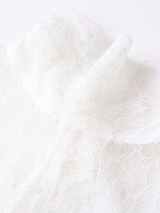 Détail du tissu en dentelle florale blanche avec motifs en résille et texture délicate