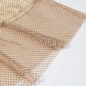Gros plan détaillé du tissu en maille dorée champagne avec strass scintillants