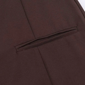 Dunkelbraunes kurzes Kleid mit hochwertiger Twill-Textur und eleganten Paspeltaschen-Details