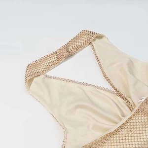 Détail d'une robe dos nu beige avec filet de strass et étiquette de taille M