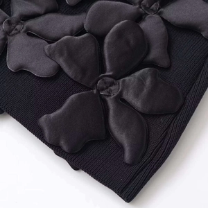 Jupe noire en tricot d'été ornée d'appliqués de fleurs en satin en trois dimensions