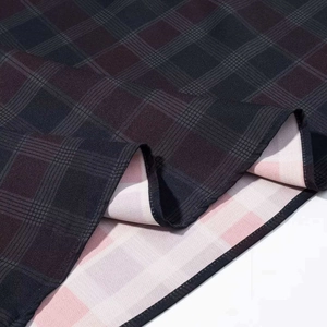 Foto macro de tela de camisa a cuadros vintage con patrones reversibles en gris y rosa
