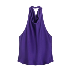 Détail du haut dos nu en satin violet avec encolure drapée et tissu lisse et brillant