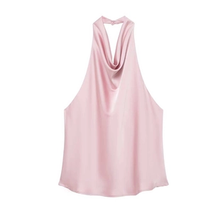 Détail du haut licou en satin rose pâle montrant le col bénitier et le tissu brillant