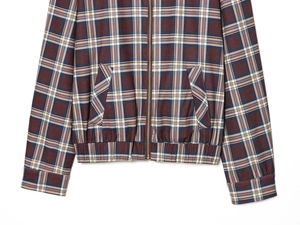 Détail de la veste vintage à carreaux avec fermeture éclair et ourlet élastique