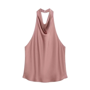 Détail d'un élégant top dos nu en satin avec col bénitier drapé et fermeture à boutons