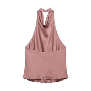 Détail d'un haut licou élégant en satin avec encolure drapée et design dos nu chic
