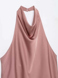 Détail du haut dos nu en satin avec col drapé et fermeture boutonnée au dos rose poudré