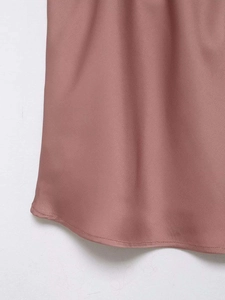 Vue détaillée du haut sans manches vieux rose avec ourlet courbé et coutures fines